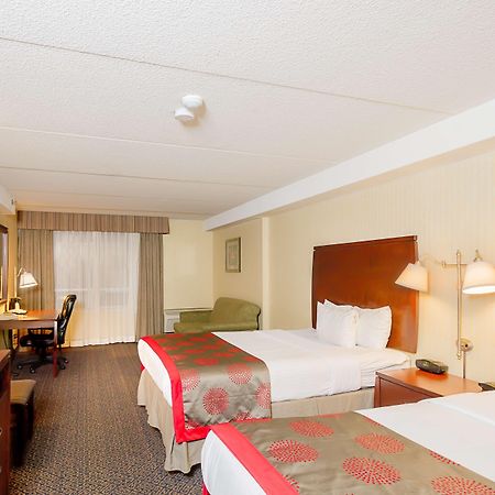 Ramada By Wyndham Niagara Falls By The River Exteriör bild