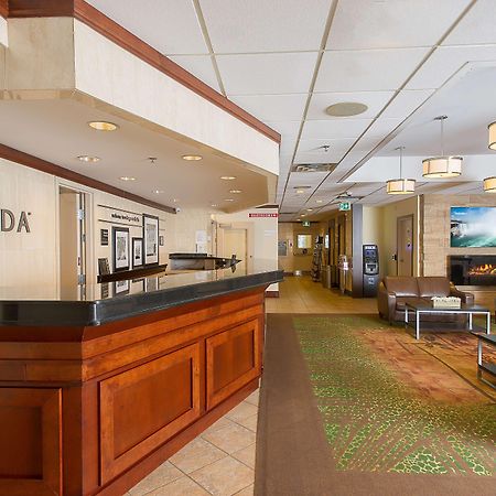 Ramada By Wyndham Niagara Falls By The River Exteriör bild