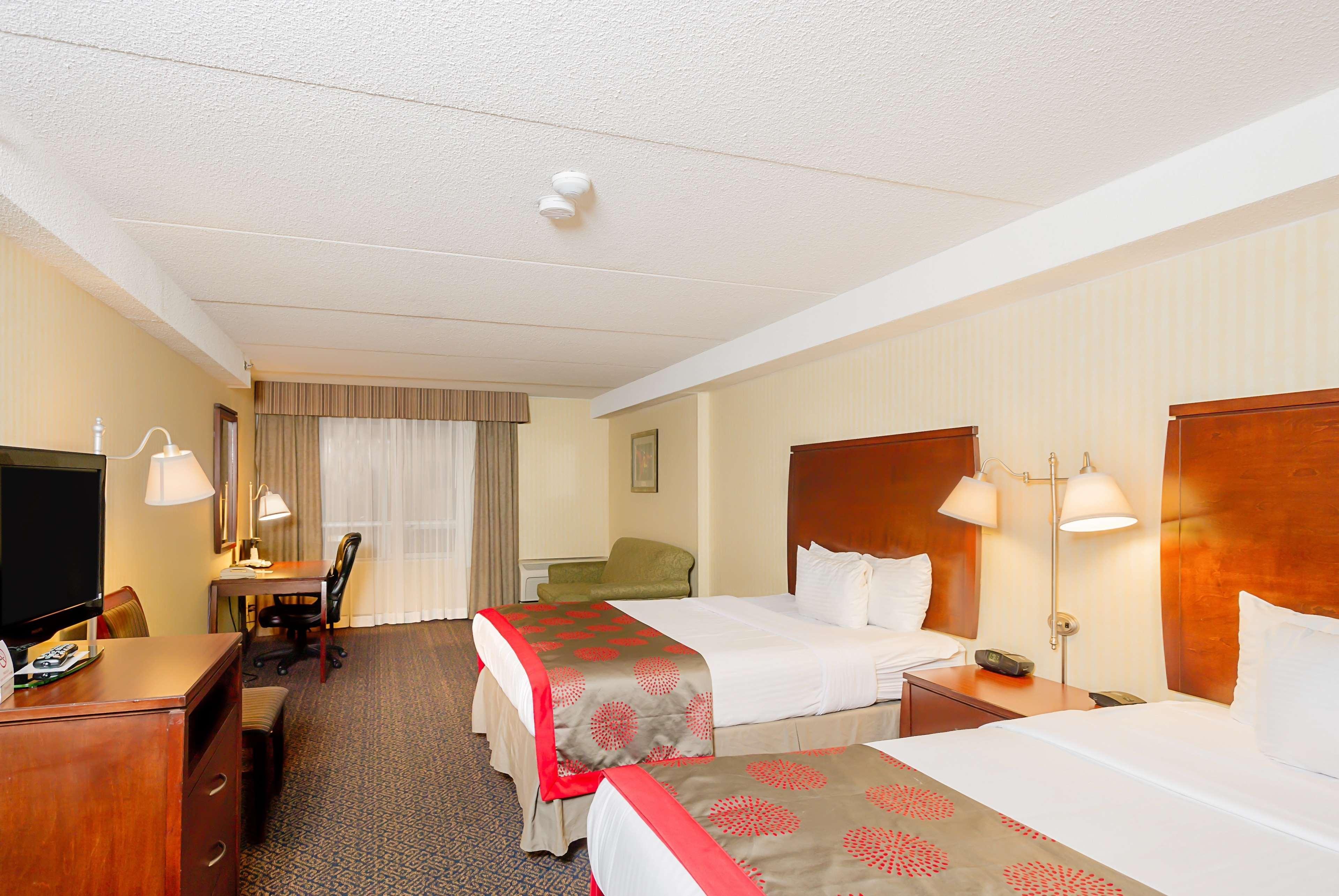 Ramada By Wyndham Niagara Falls By The River Exteriör bild