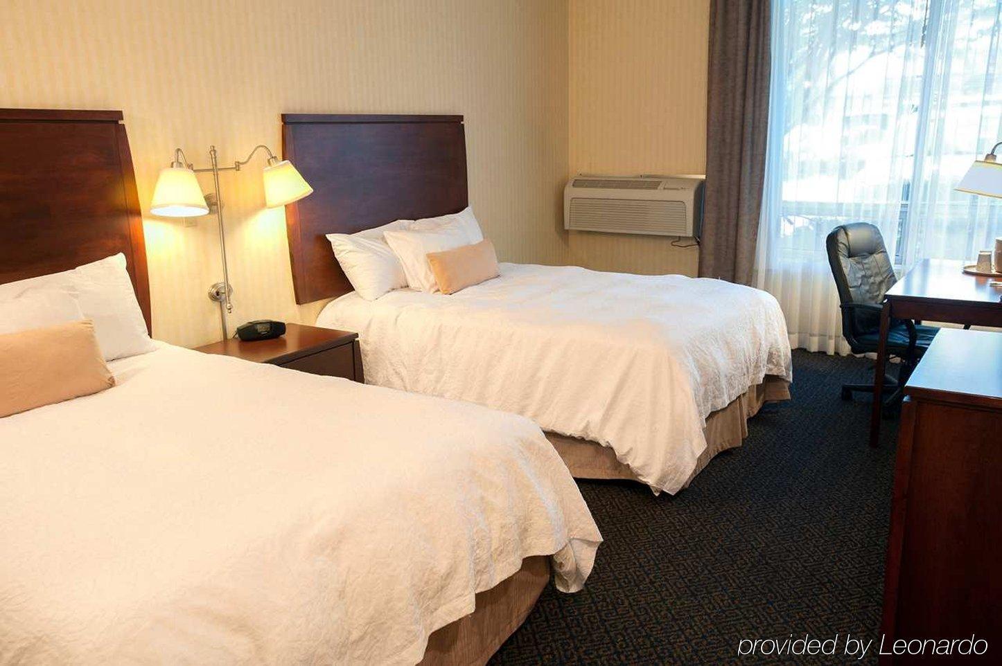 Ramada By Wyndham Niagara Falls By The River Exteriör bild