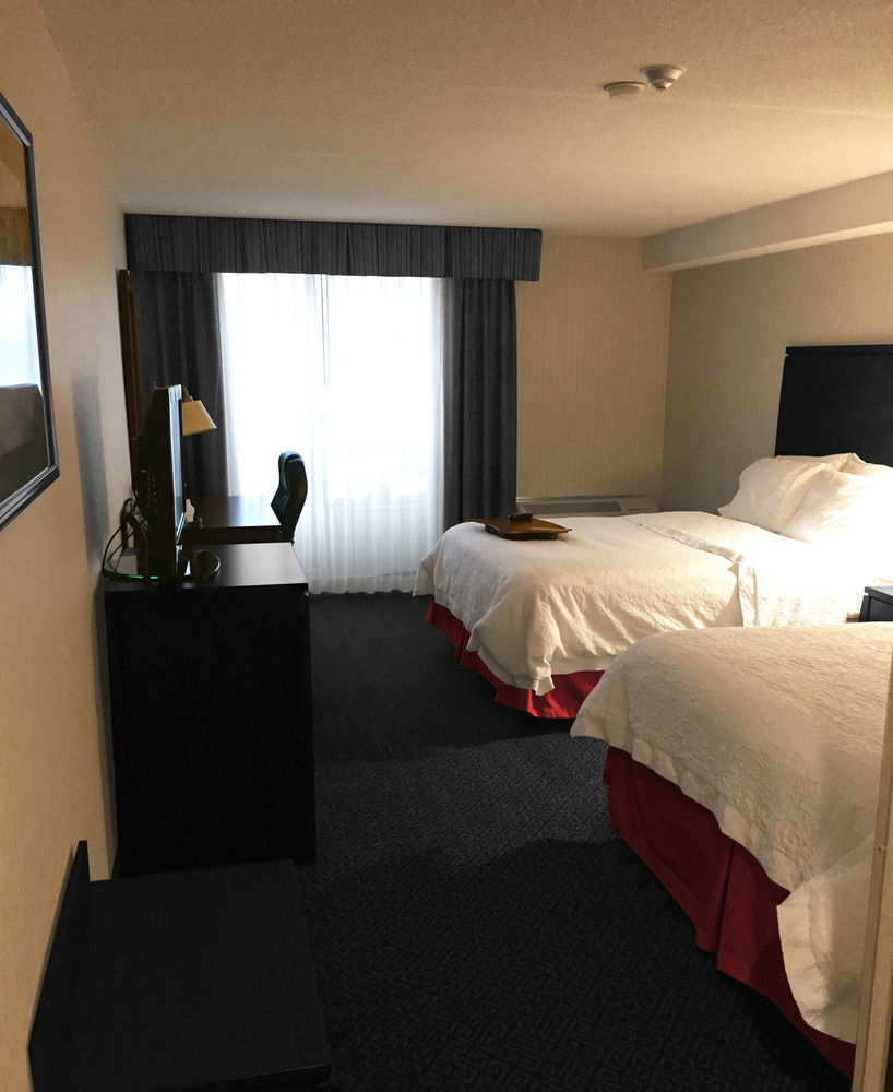 Ramada By Wyndham Niagara Falls By The River Exteriör bild