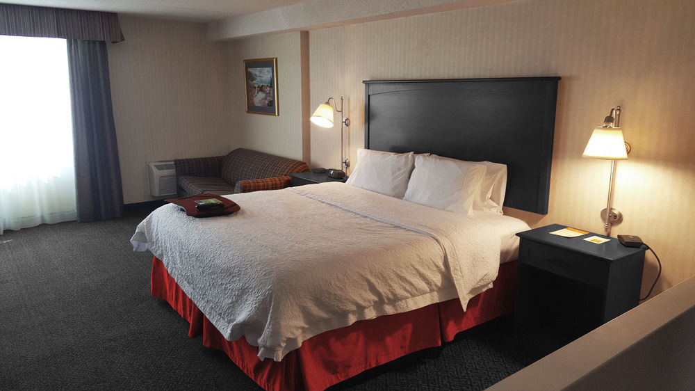 Ramada By Wyndham Niagara Falls By The River Exteriör bild