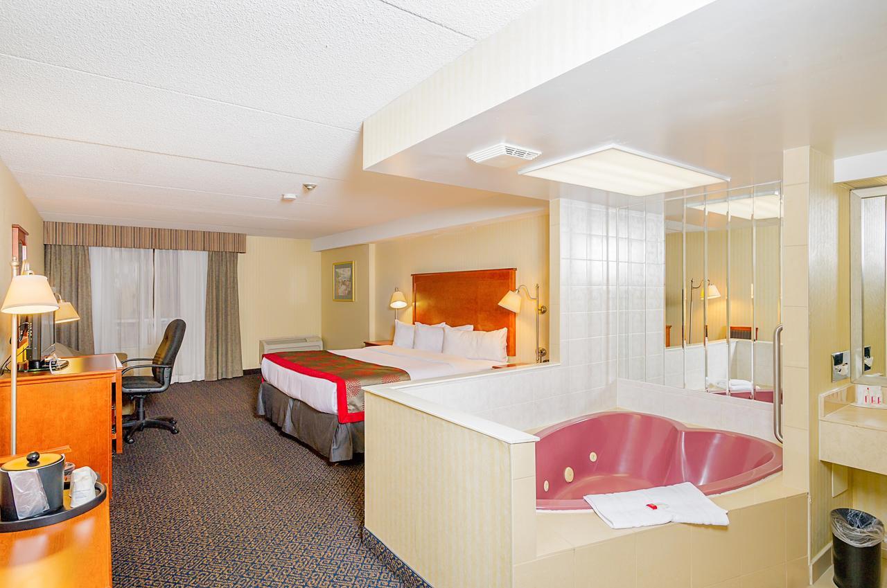 Ramada By Wyndham Niagara Falls By The River Exteriör bild