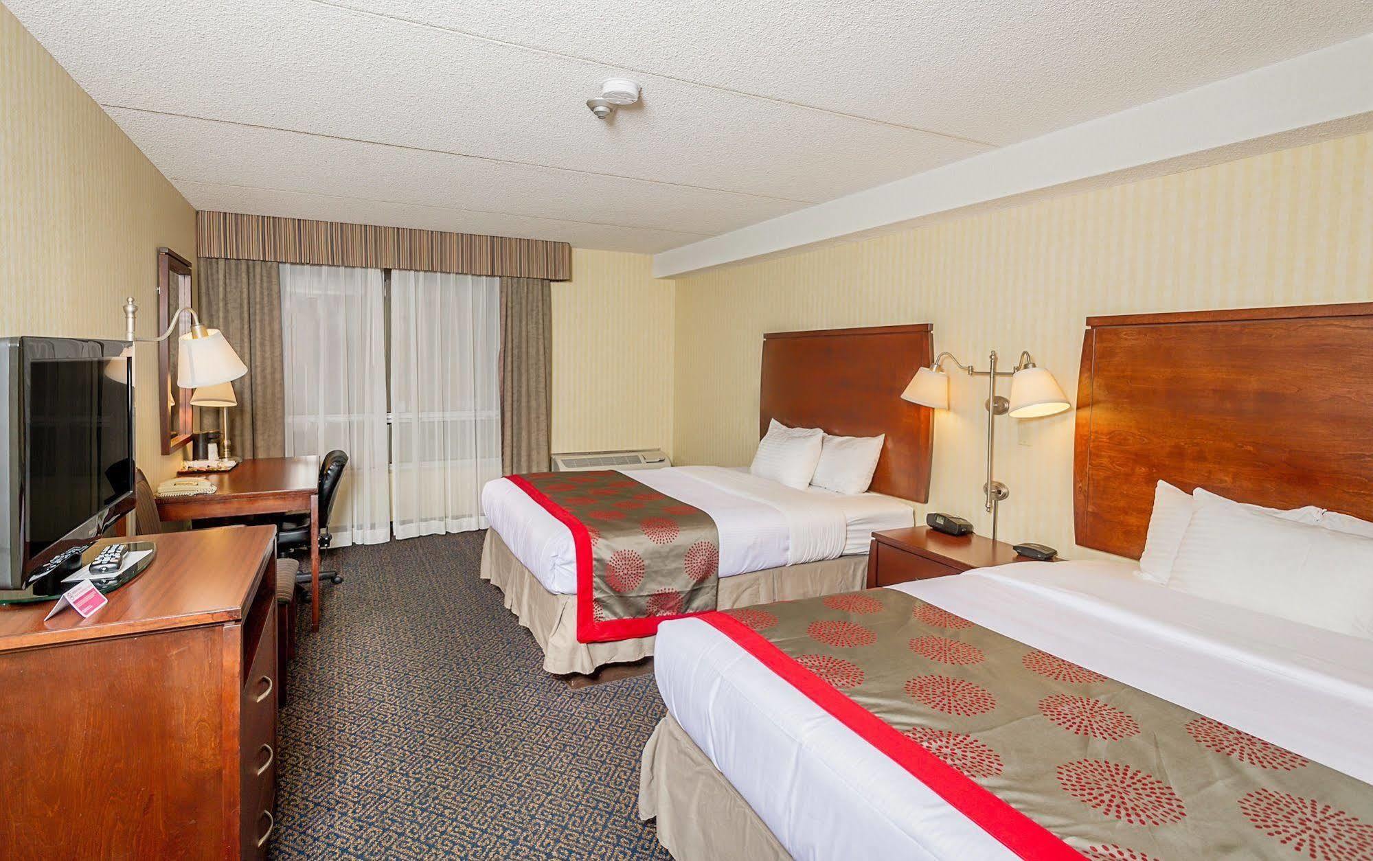 Ramada By Wyndham Niagara Falls By The River Exteriör bild