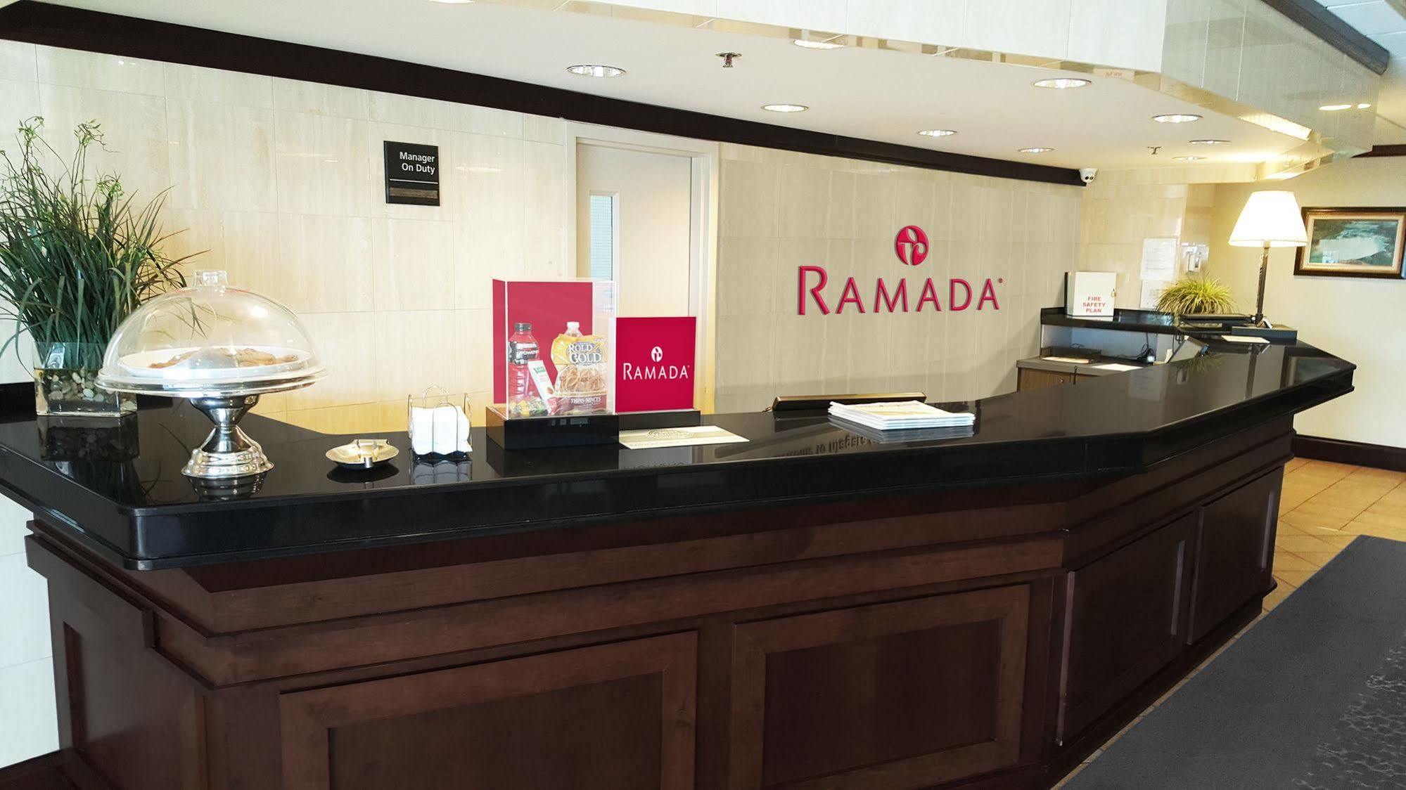 Ramada By Wyndham Niagara Falls By The River Exteriör bild